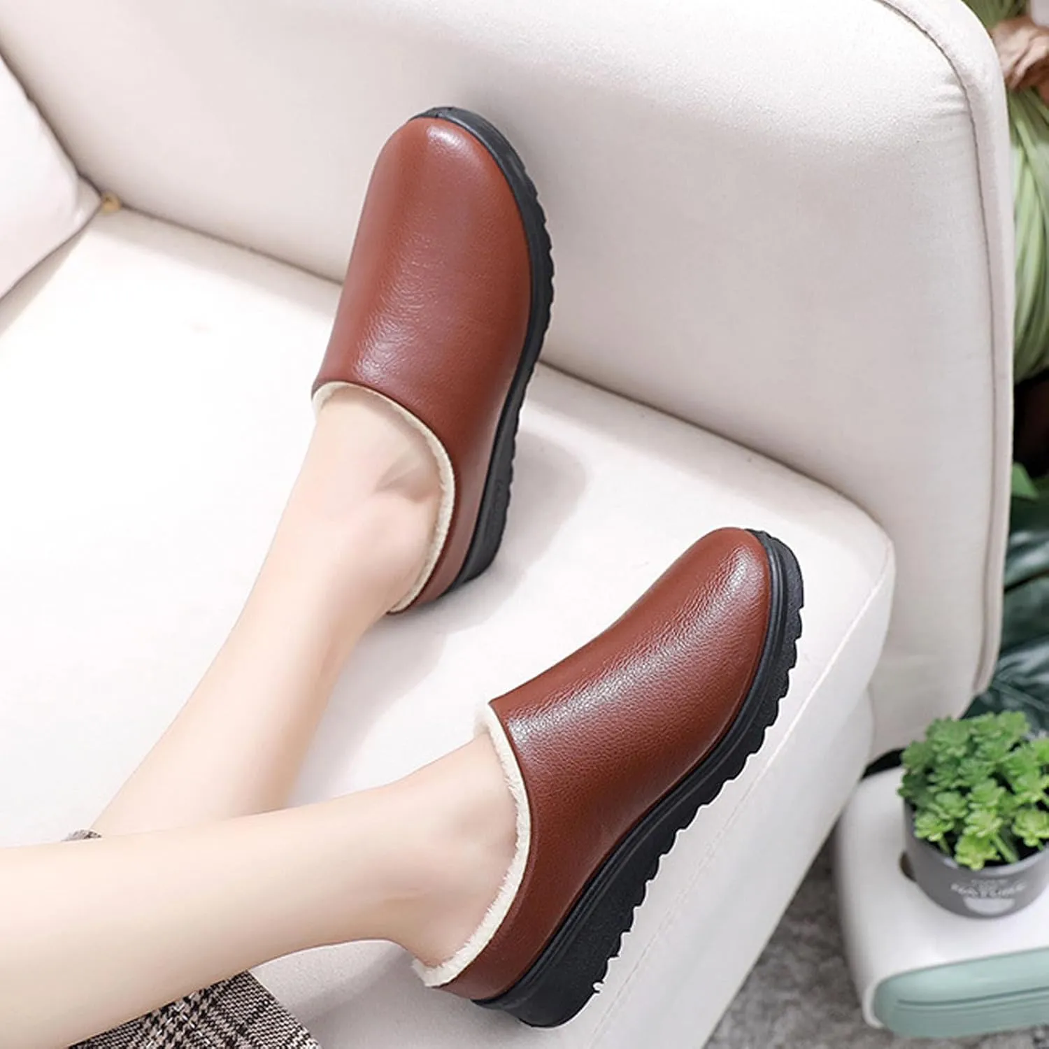 Women's Faux Leather Fur Lined Slippers Fashion Indoor/Outdoor Non-Slip Clog Slipper Cozy Fleece Warm Slide On Shoes
