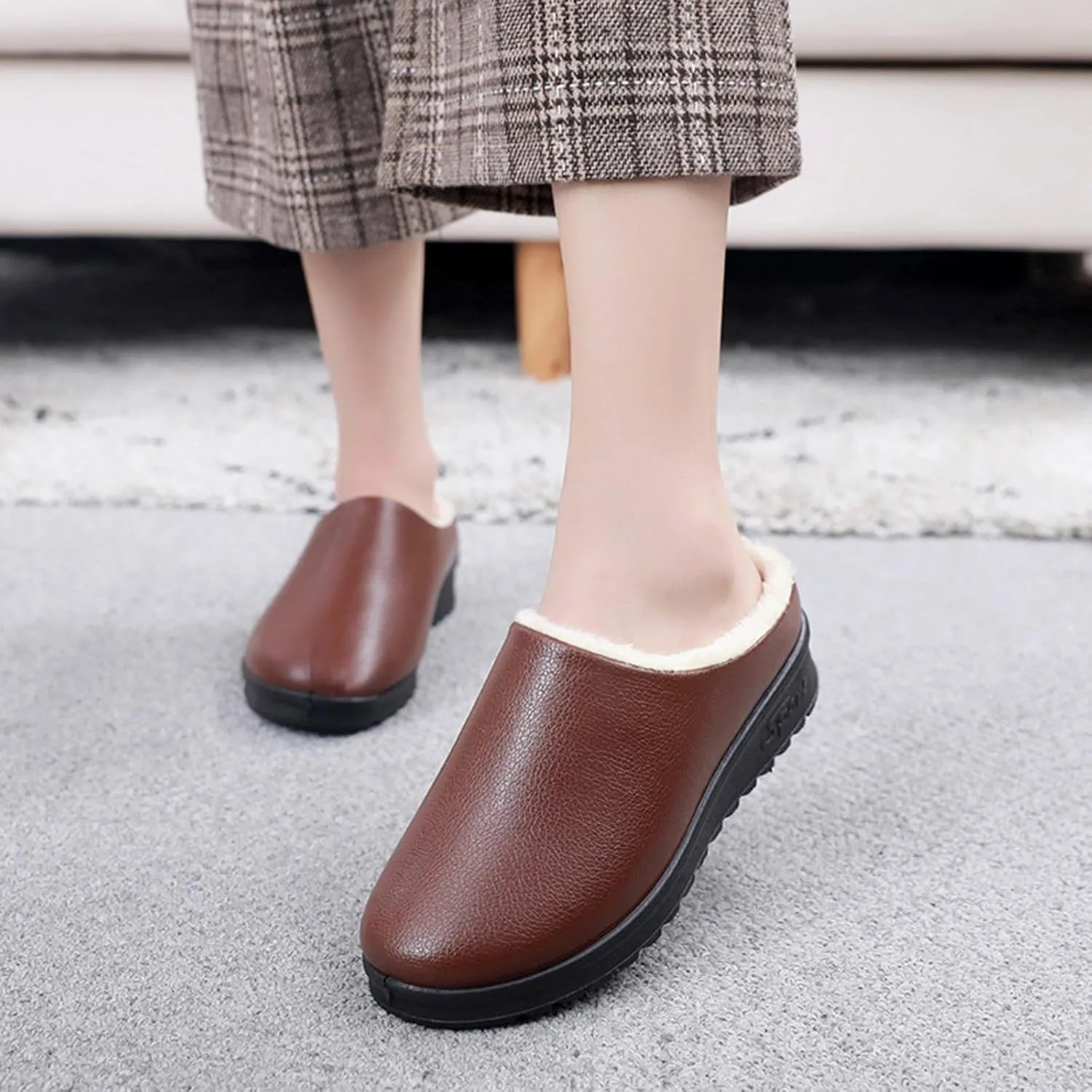 Women's Faux Leather Fur Lined Slippers Fashion Indoor/Outdoor Non-Slip Clog Slipper Cozy Fleece Warm Slide On Shoes