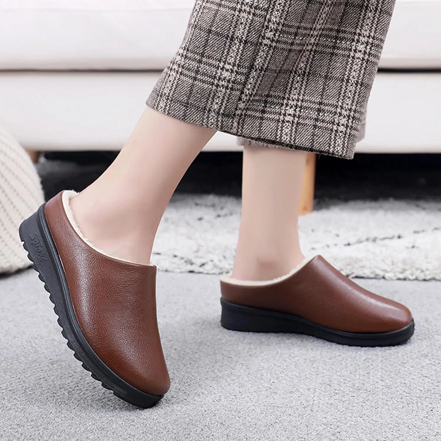 Women's Faux Leather Fur Lined Slippers Fashion Indoor/Outdoor Non-Slip Clog Slipper Cozy Fleece Warm Slide On Shoes