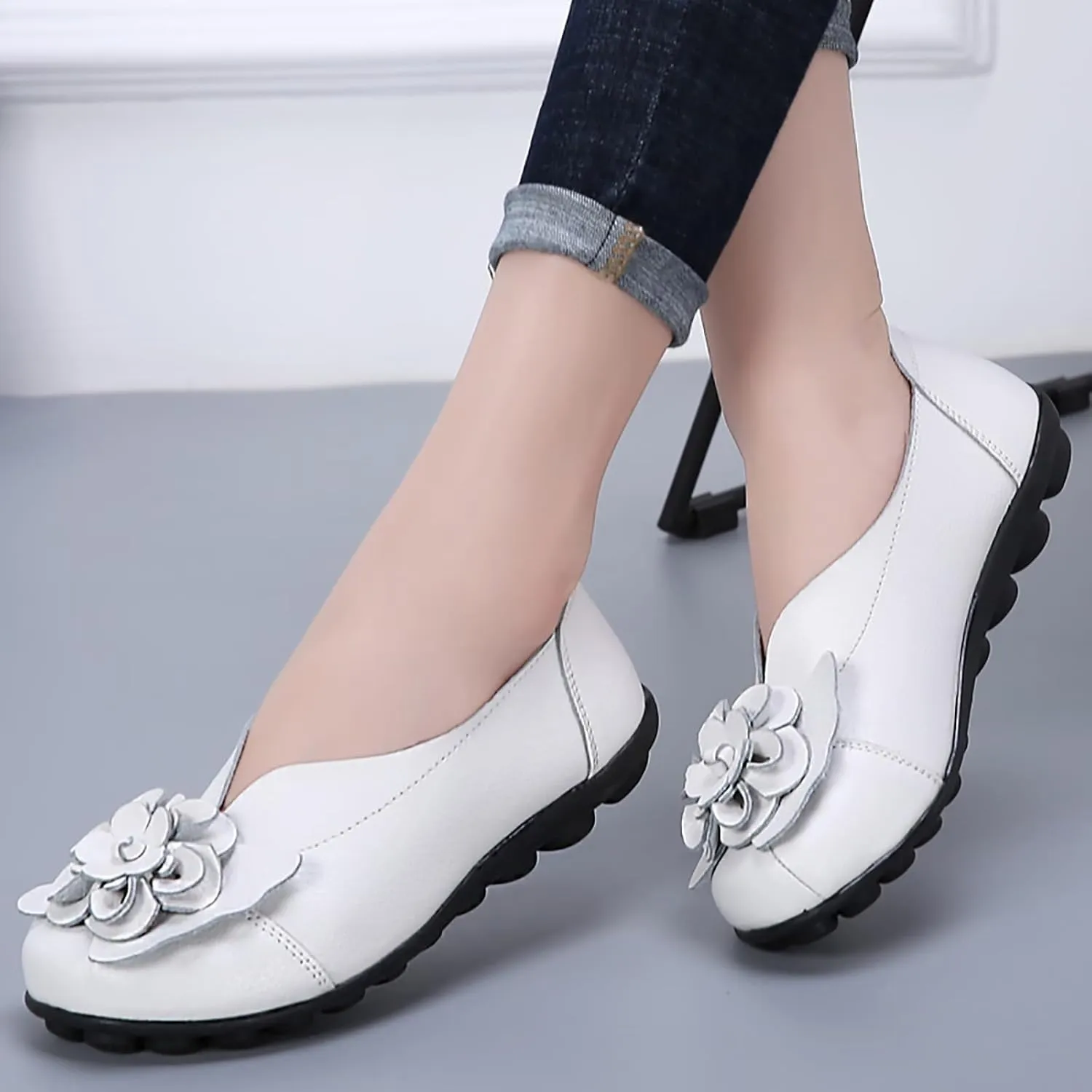 Womens Loafers Comfortable Dressy Driving Shoes Non Slip Flower Decoration Round Toe Business Casual Shoes Summer Walking Sandals Soft Soles Pump 2025 Fashion